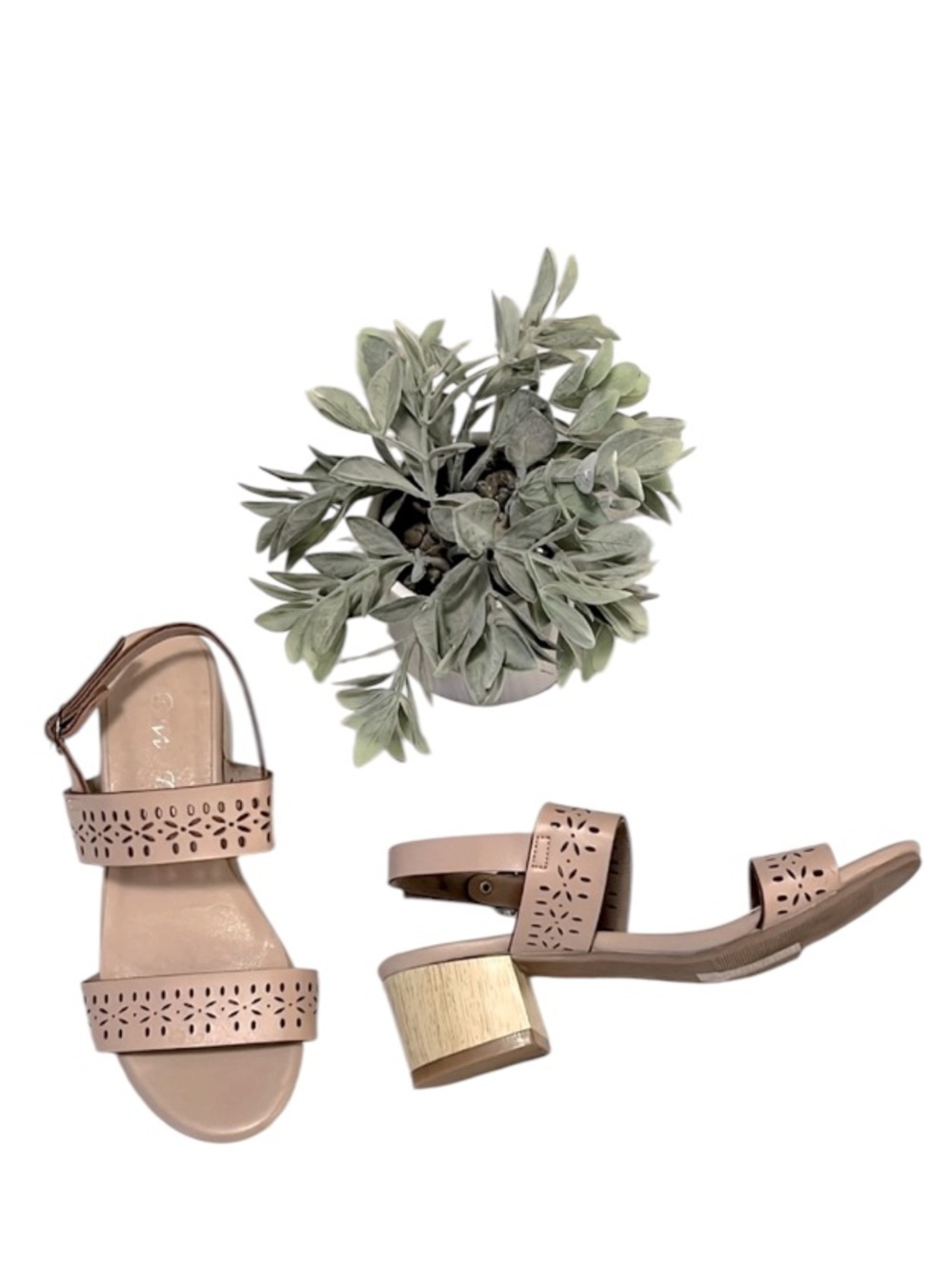 Wells Women’s Perforated Faux Leather Light Tan Beige Block Heel Sandals Sz 5
